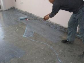 歐耐克界面劑的用途：主要用于大理石、墻面等光滑面粘貼前處理。歐耐克工程師曾做過實驗，可以通過界面劑在玻璃上、瓷磚上貼瓷磚，粘接牢固，沒有掉磚情況。界面劑現(xiàn)場施工圖